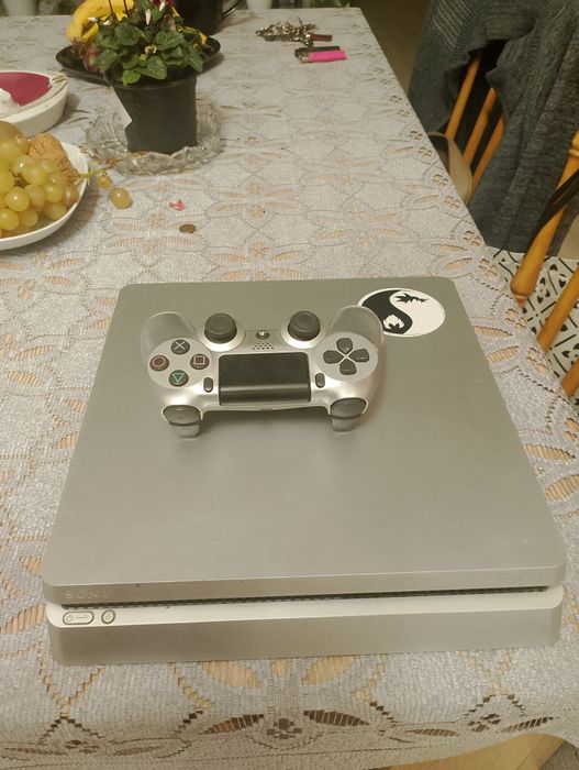 Konsola PlayStation 4