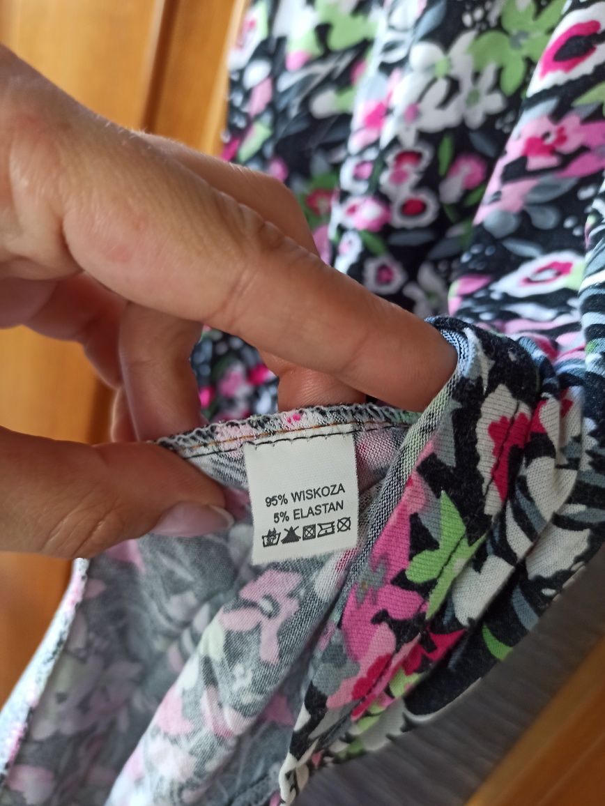 Koszulka w kwiaty, rozm. XL, stan idealny.