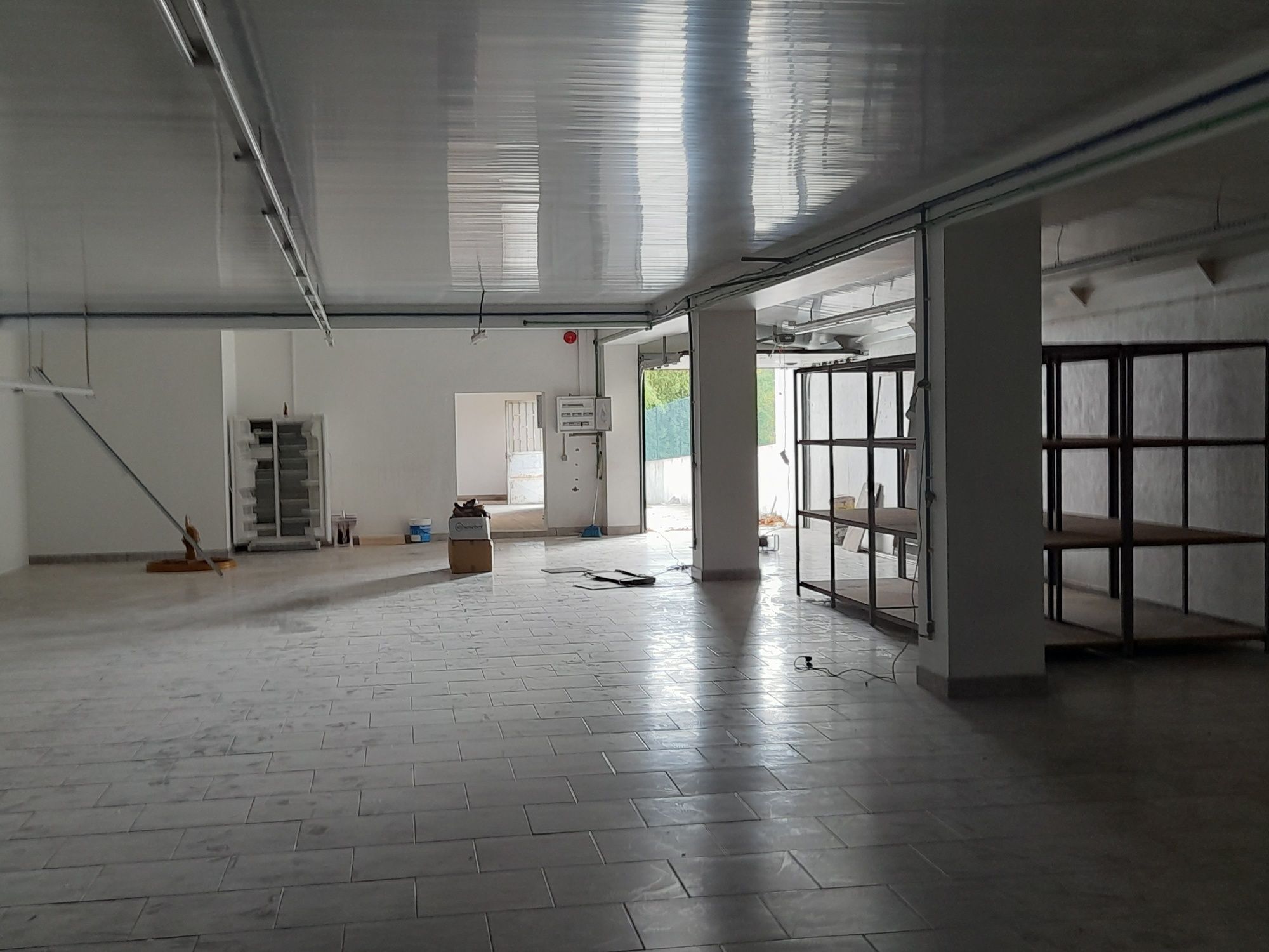 Arrendo pavilhao com 350m2