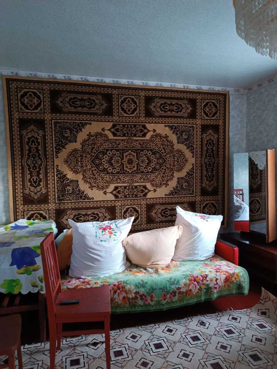 Два будинки у дворі, торг.