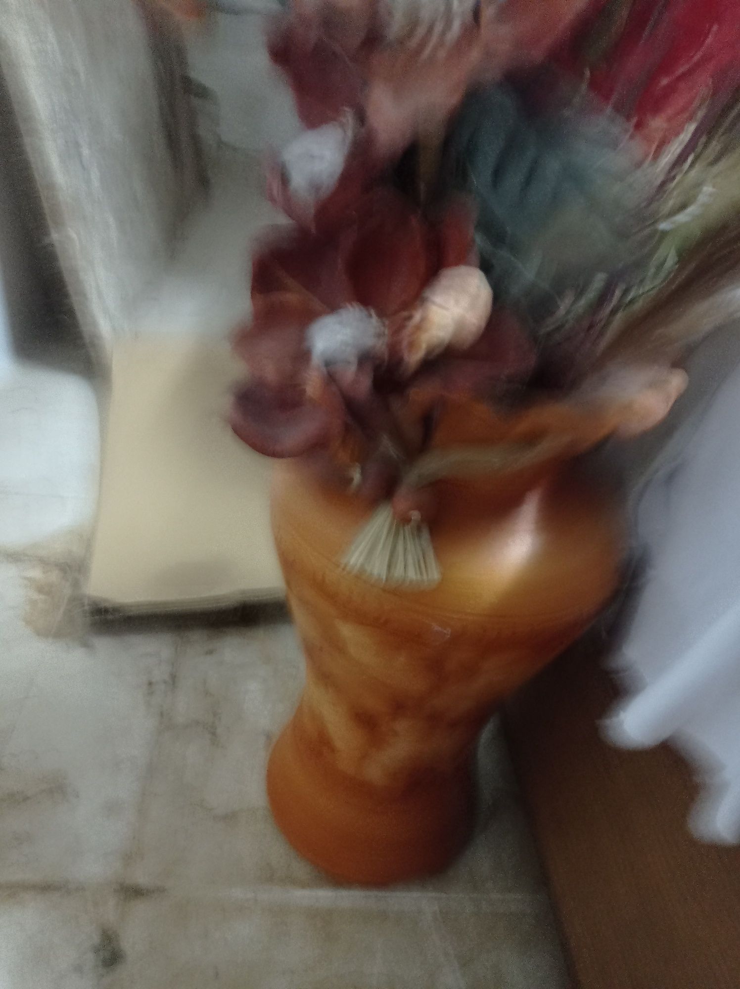 Quatro jarrões novos e flores decorativas restos de loja