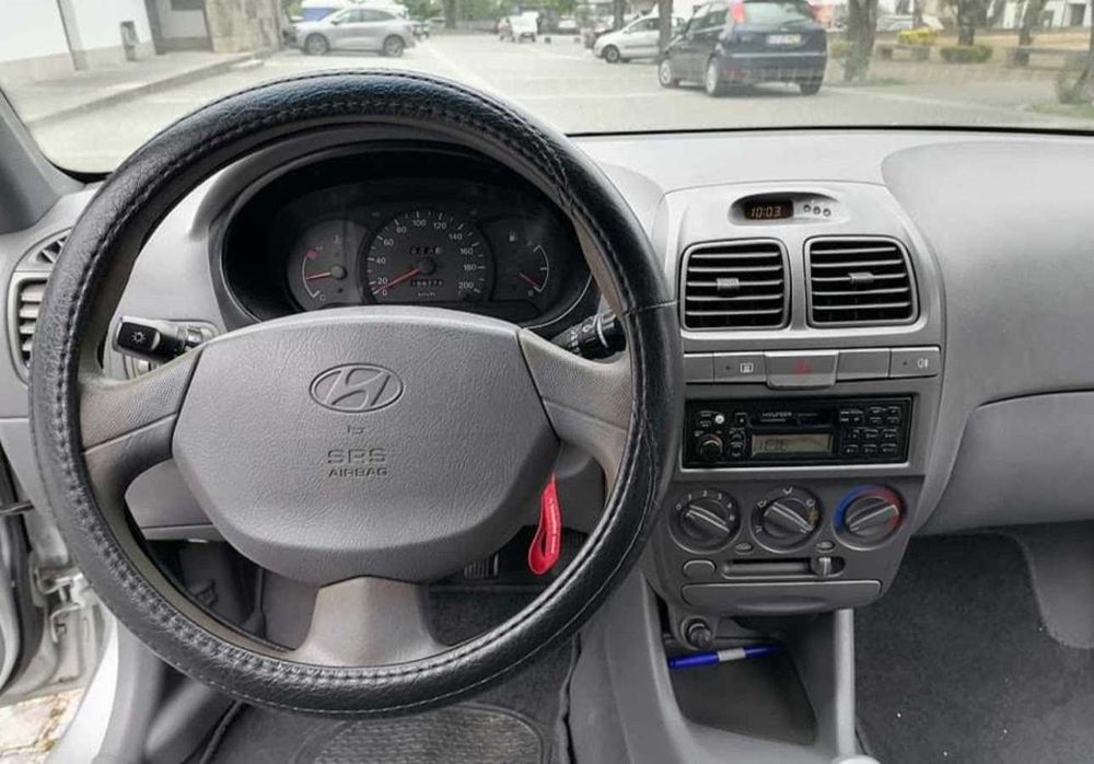 Hyundai Accent 2001 em excelente estado de conservação