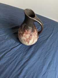 Brązowy wazon o wysokości 15,5 cm