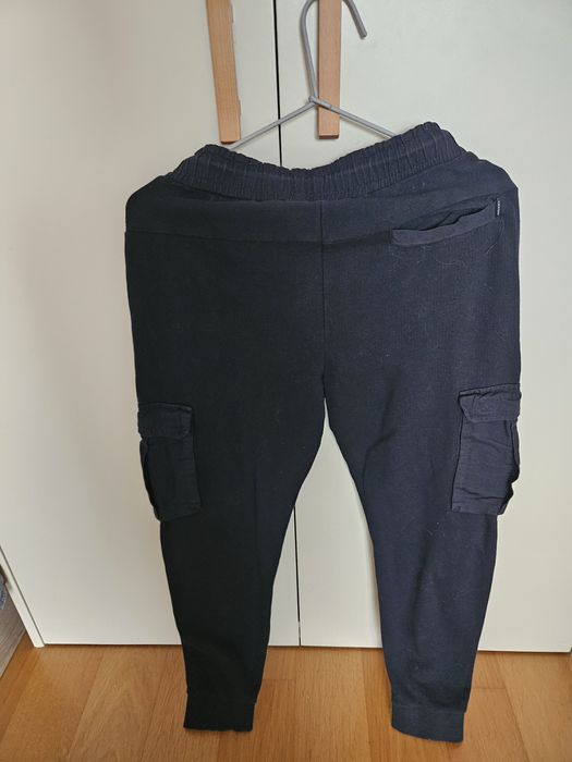 As calças estão em excelente estado.