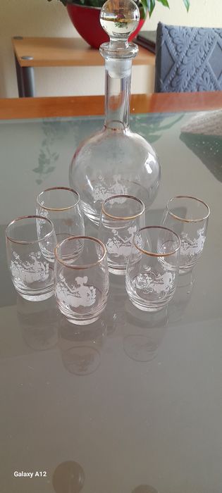 Serviço  de vinho fino  com garrafa
