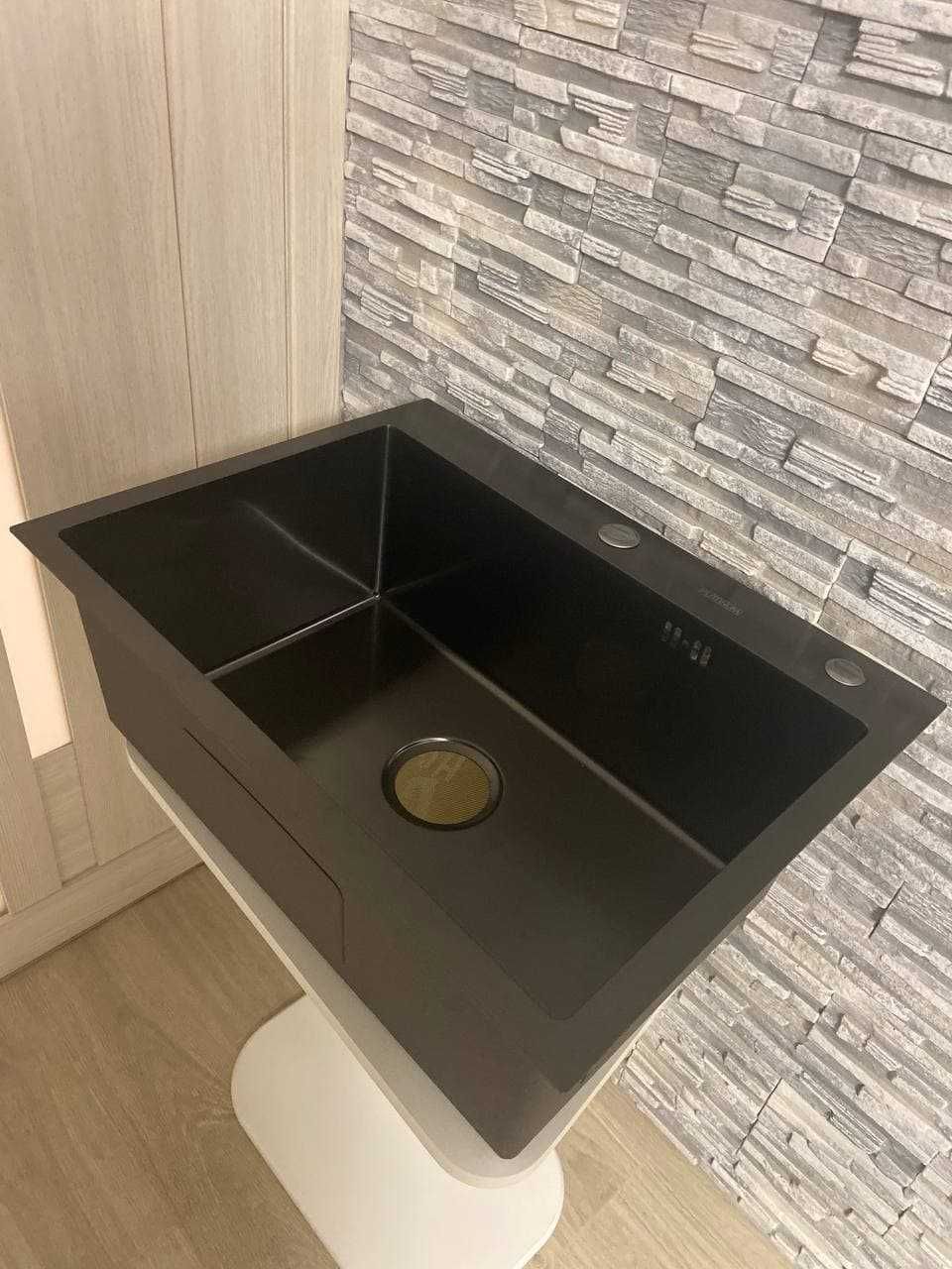Кухонная мойка Platinum HANDMADE PVD 650-450мм чорная