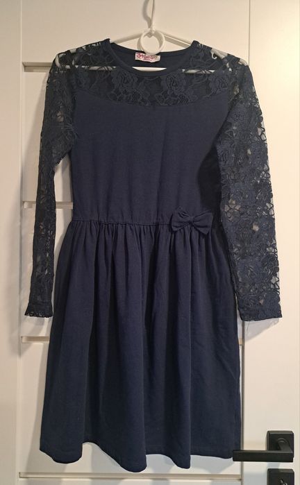 Dresowa sukienka z koronką