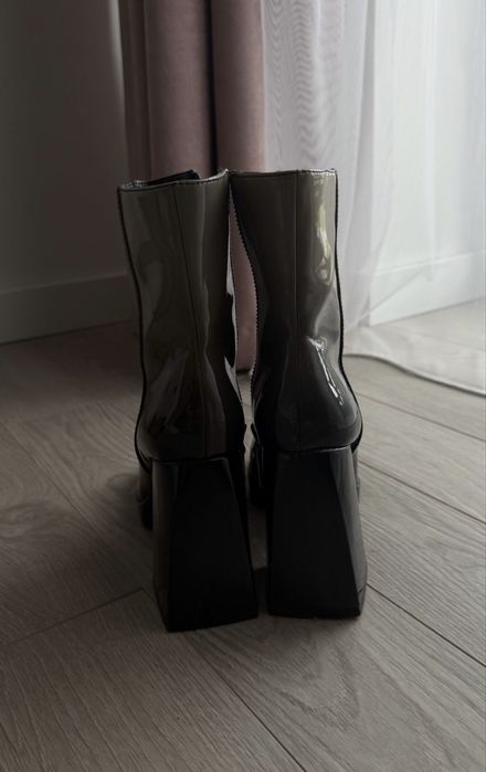 Ботінки на каблуку лакові