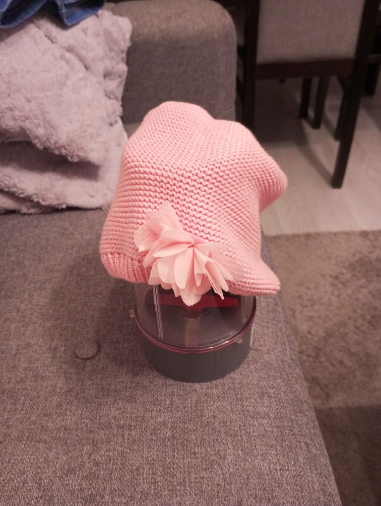 Ładna czapeczka różowa dla dziewczynki