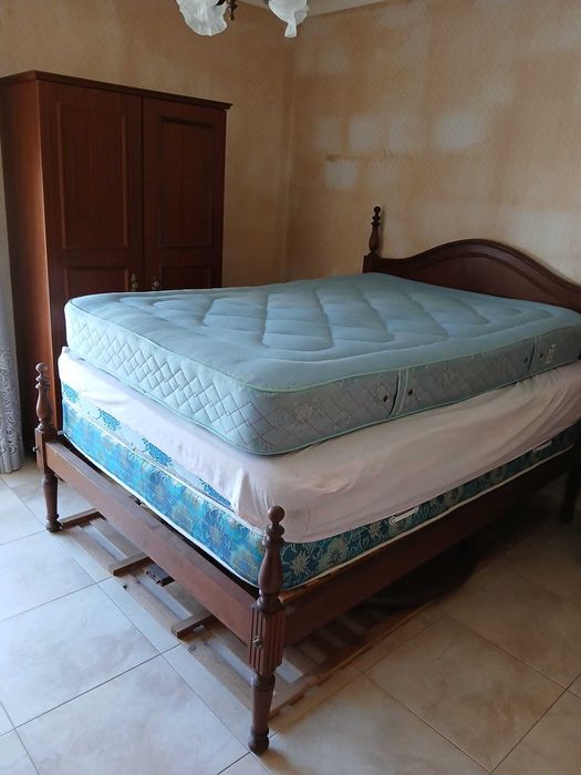 Cama casal quarto completo e roupeiro