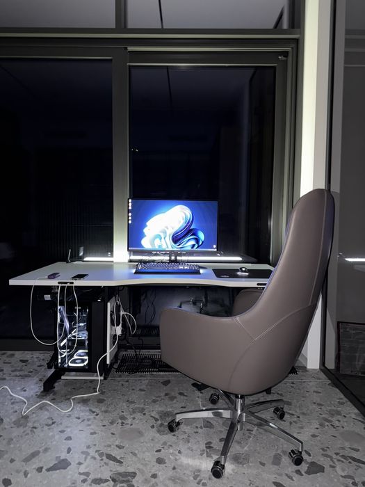 Стіл комп'ютерний регульований