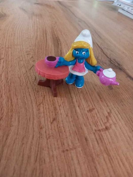 Smerfetka ze stolikiem kawowym. Figurka Schleich. Smerfy, smurfy