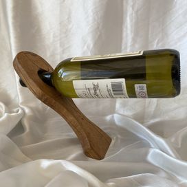 Drewniany grawitacyjny stojak na wino