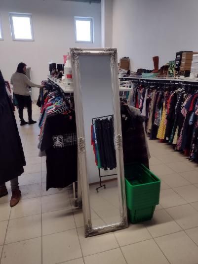 Regały wieszaki do sklepu z odzieżą używana