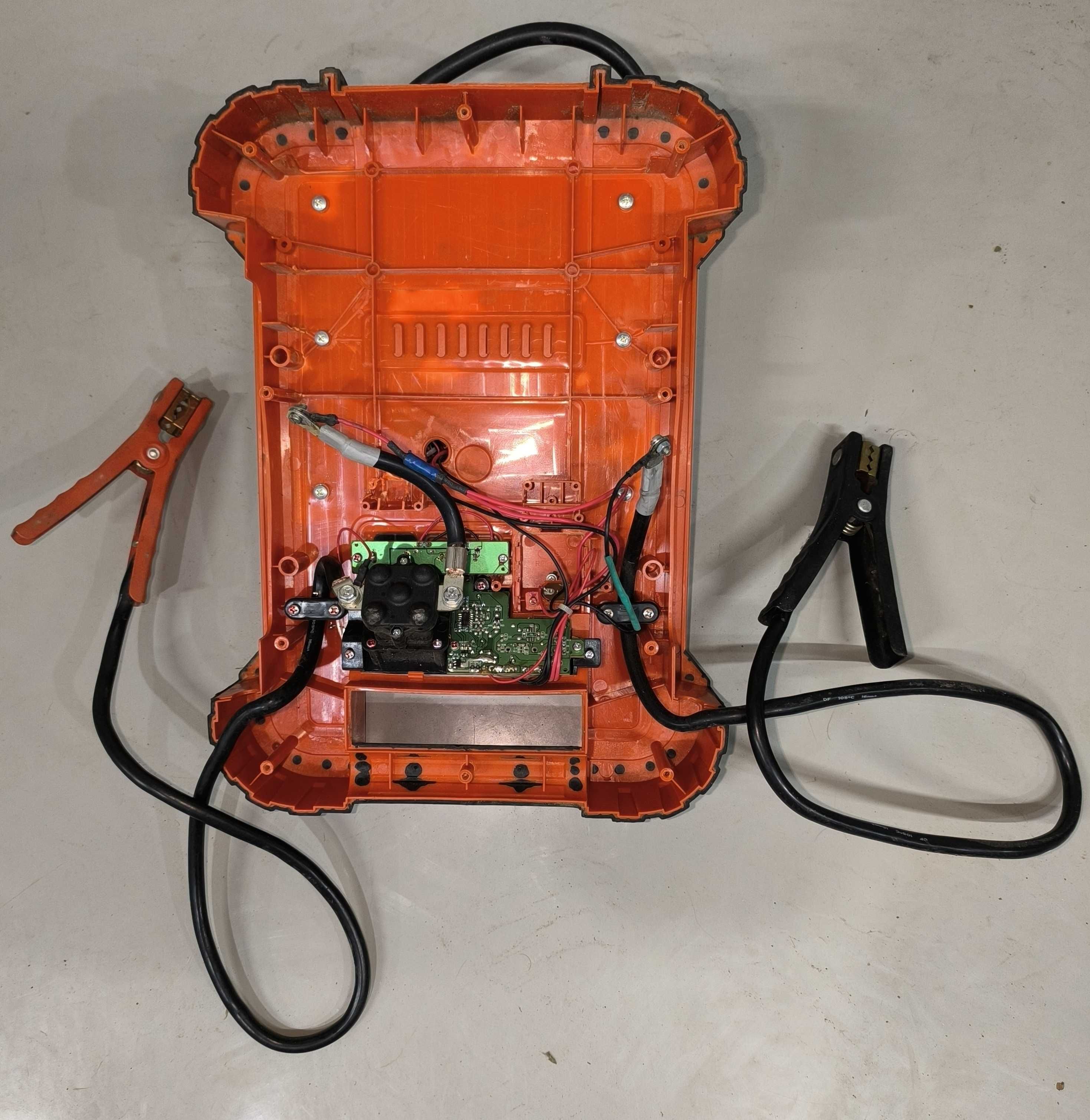 Пусковий пристрій + автокомпресор Black Decker BDJS450I Jump starter