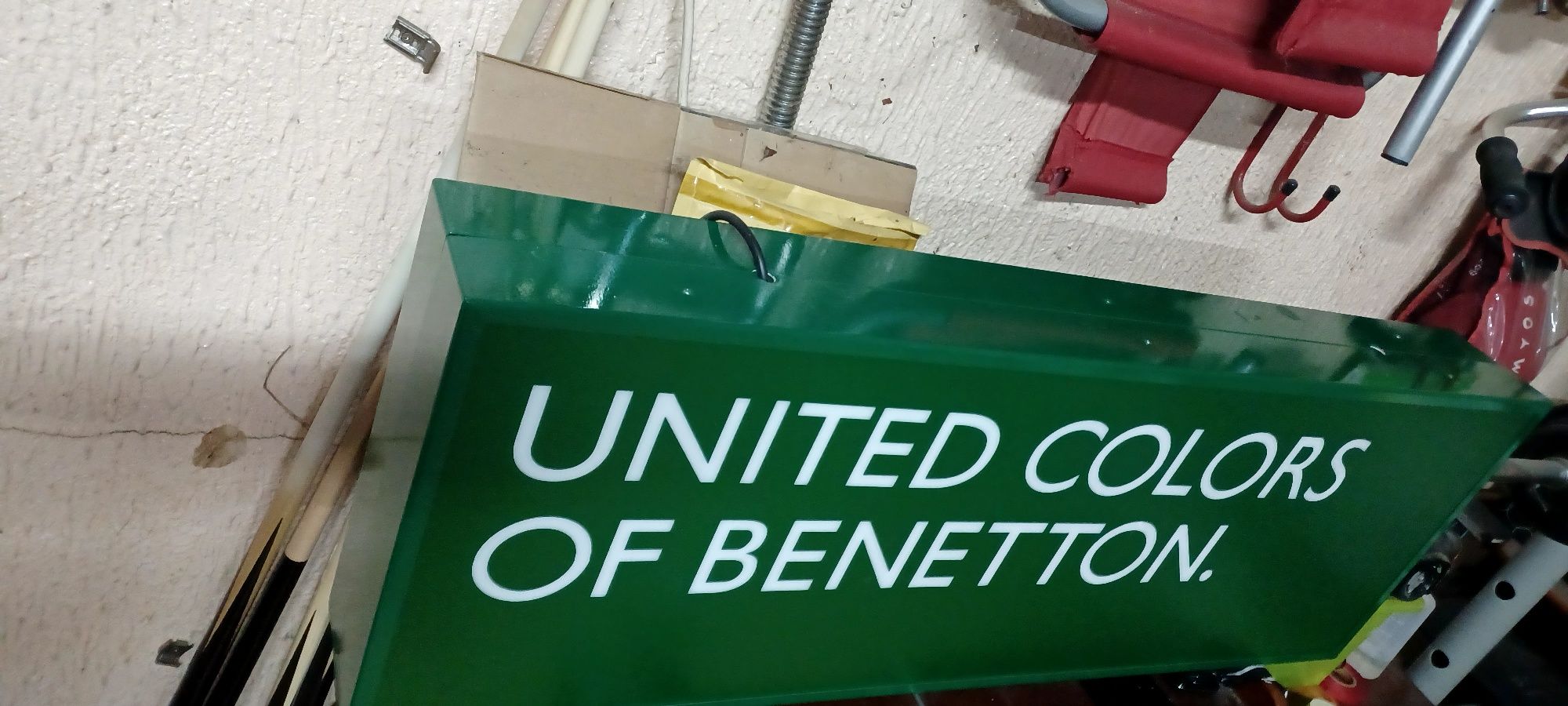 Reclame luminoso United Colors of BENETTON.