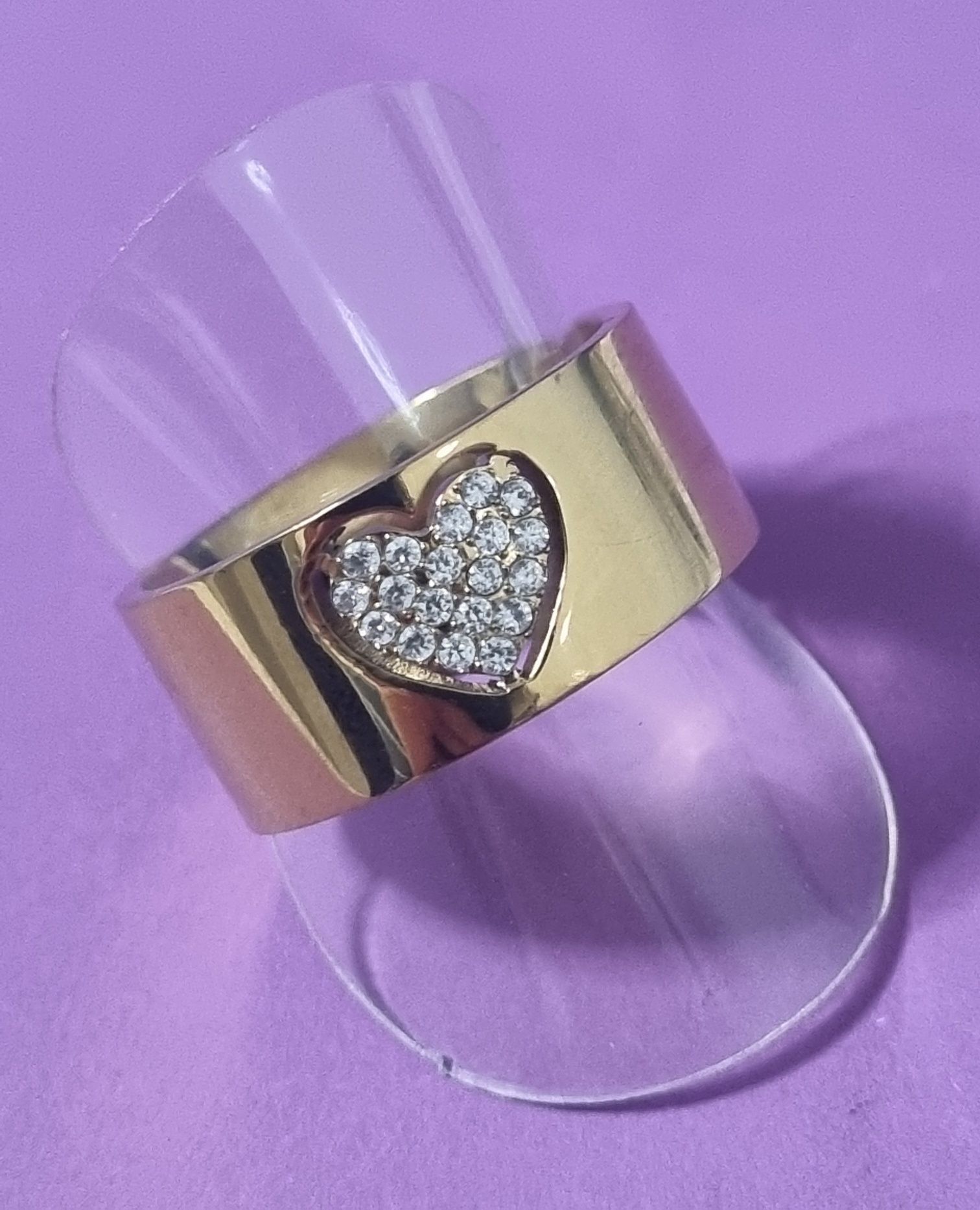 Anel dourado, em aço, com coração cheio de zirconias. T19