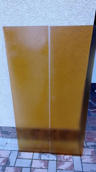 Фігурне скло золотистого кольору