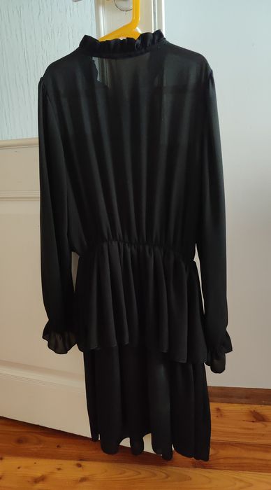 Czarna sukienka z falbankami elegancka L