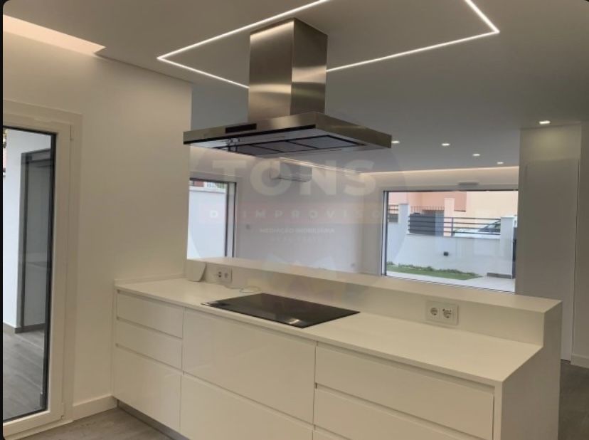 Moradia  T4 para venda sta iria da azoia   ,