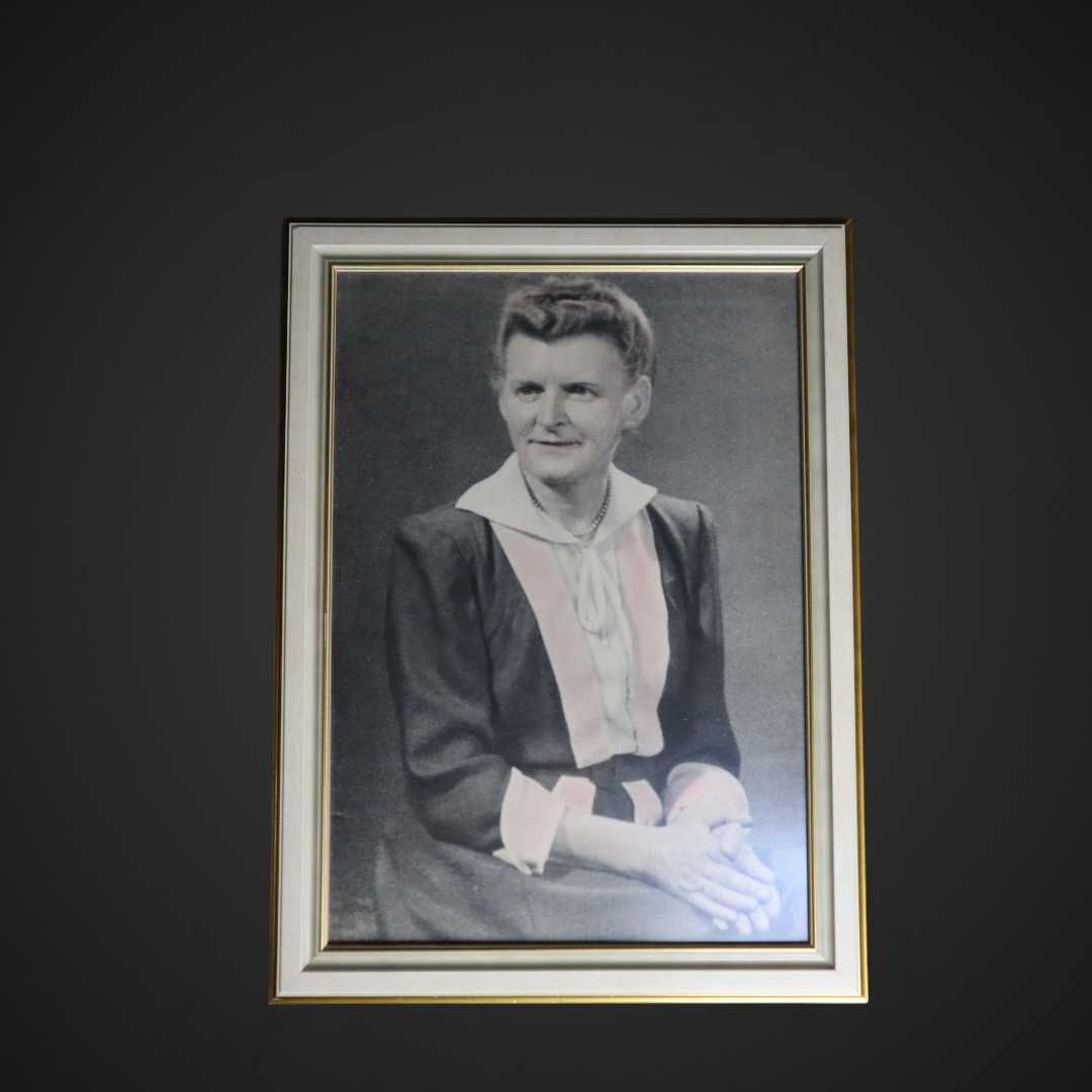 Stare zdjęcie w masywnej drewnianej ramie Kobieta  B5/031558