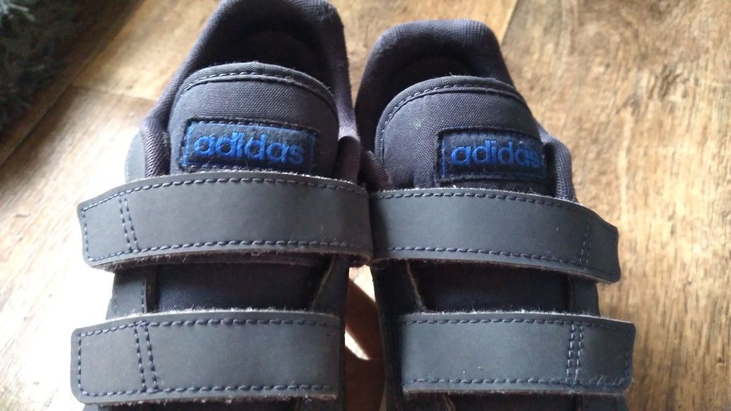 Lekkie chłopięce buty marki adidas Rozmiar 35