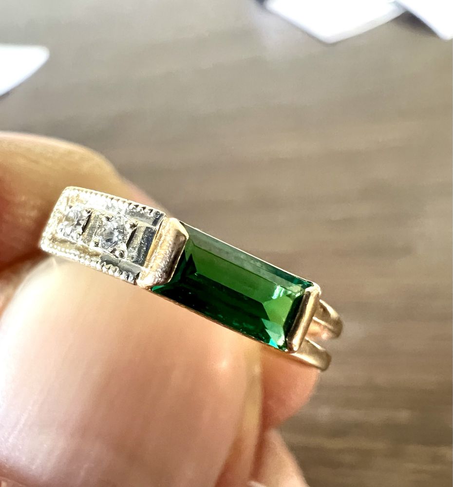 Золотое кольцо с бриллиантами и изумрудом р.16,8 0,26 ct