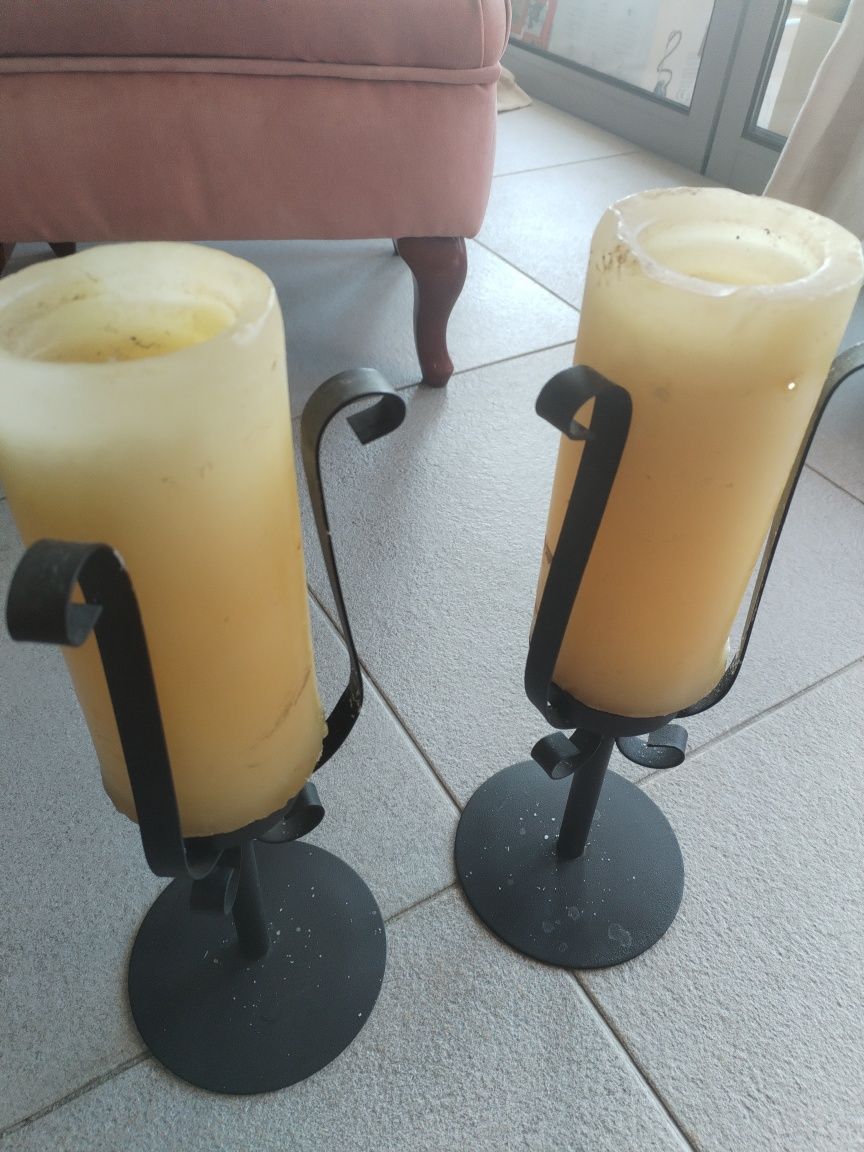Castiçais de mesa com velas em ferro.