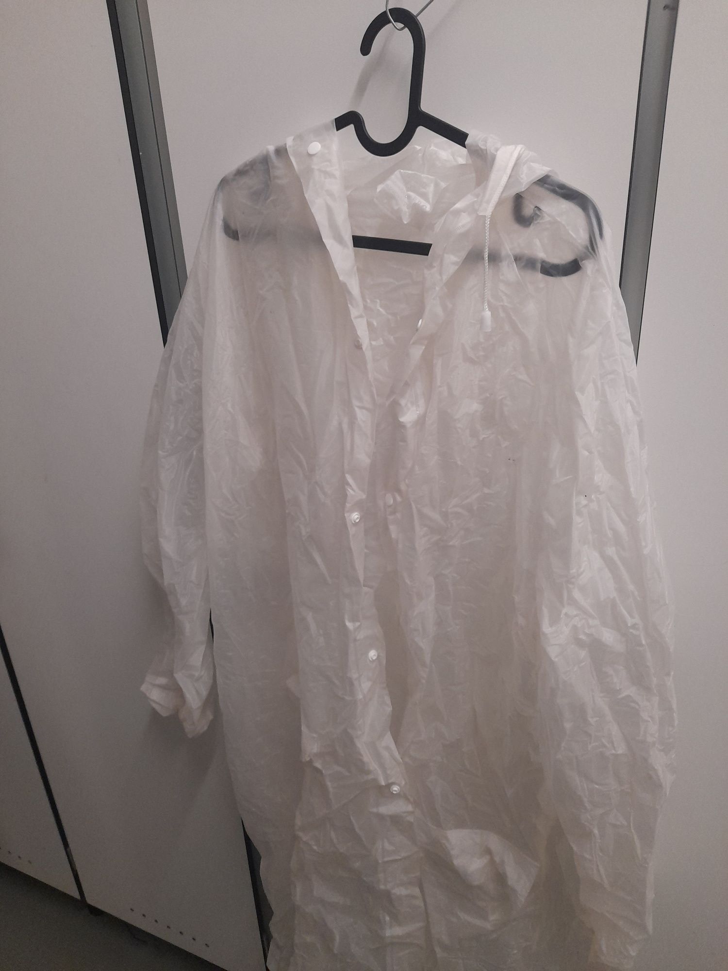 Capa de chuva branca com bolsos