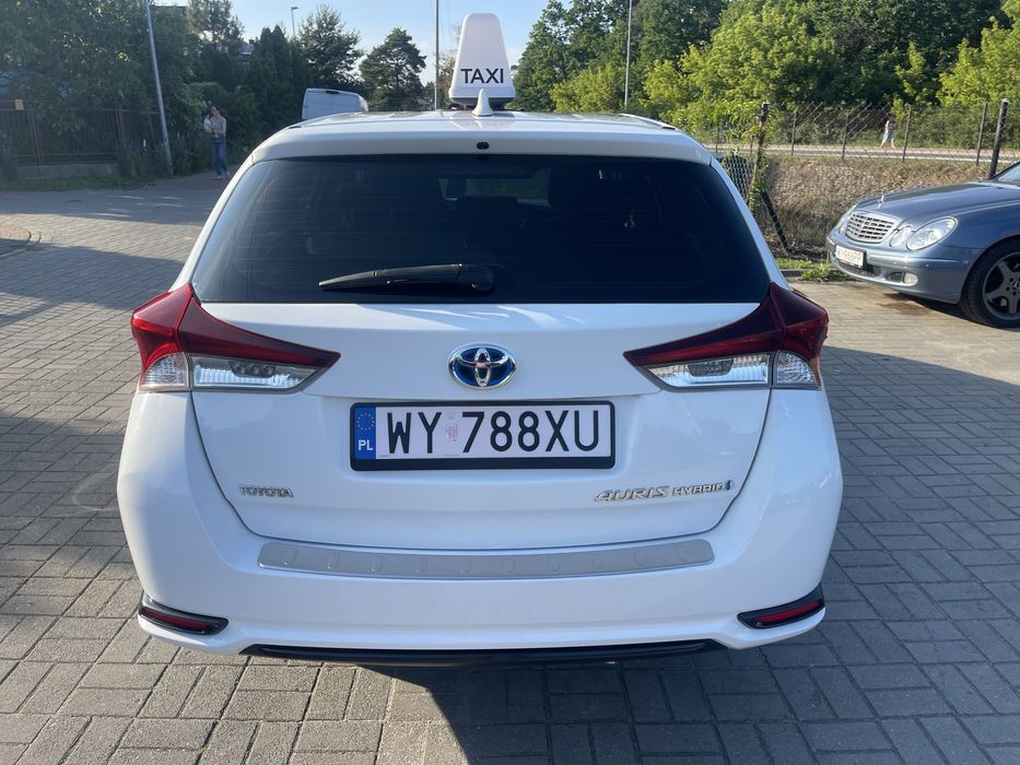Toyota Auris Hybrid | Automat | 1.8 | 2016