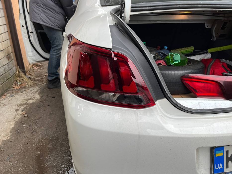 Ліхтар, фонарь Peugeot 301