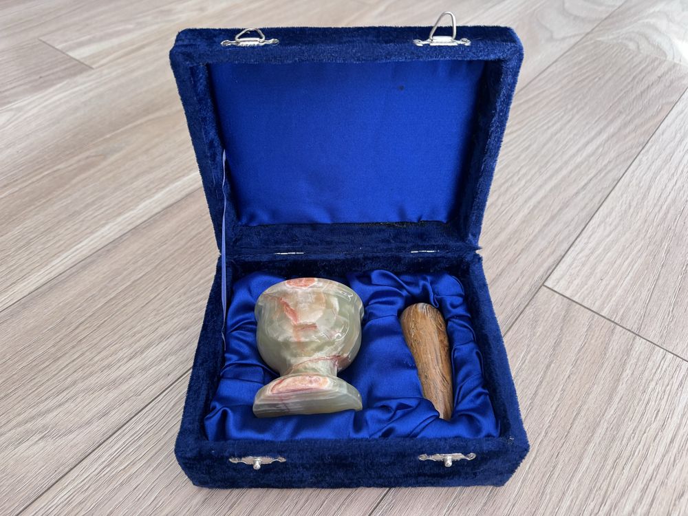 Moździec z kamienia naturalnego w eleganckim pudełku