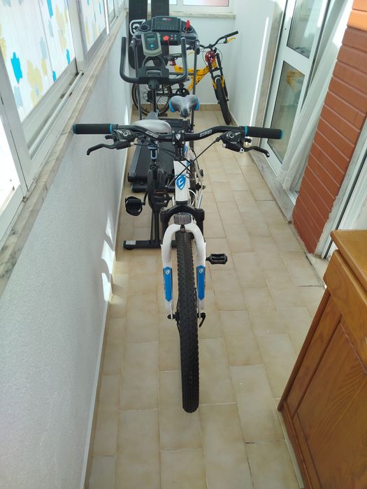 Bicicleta está como nova bem pouco uso...
