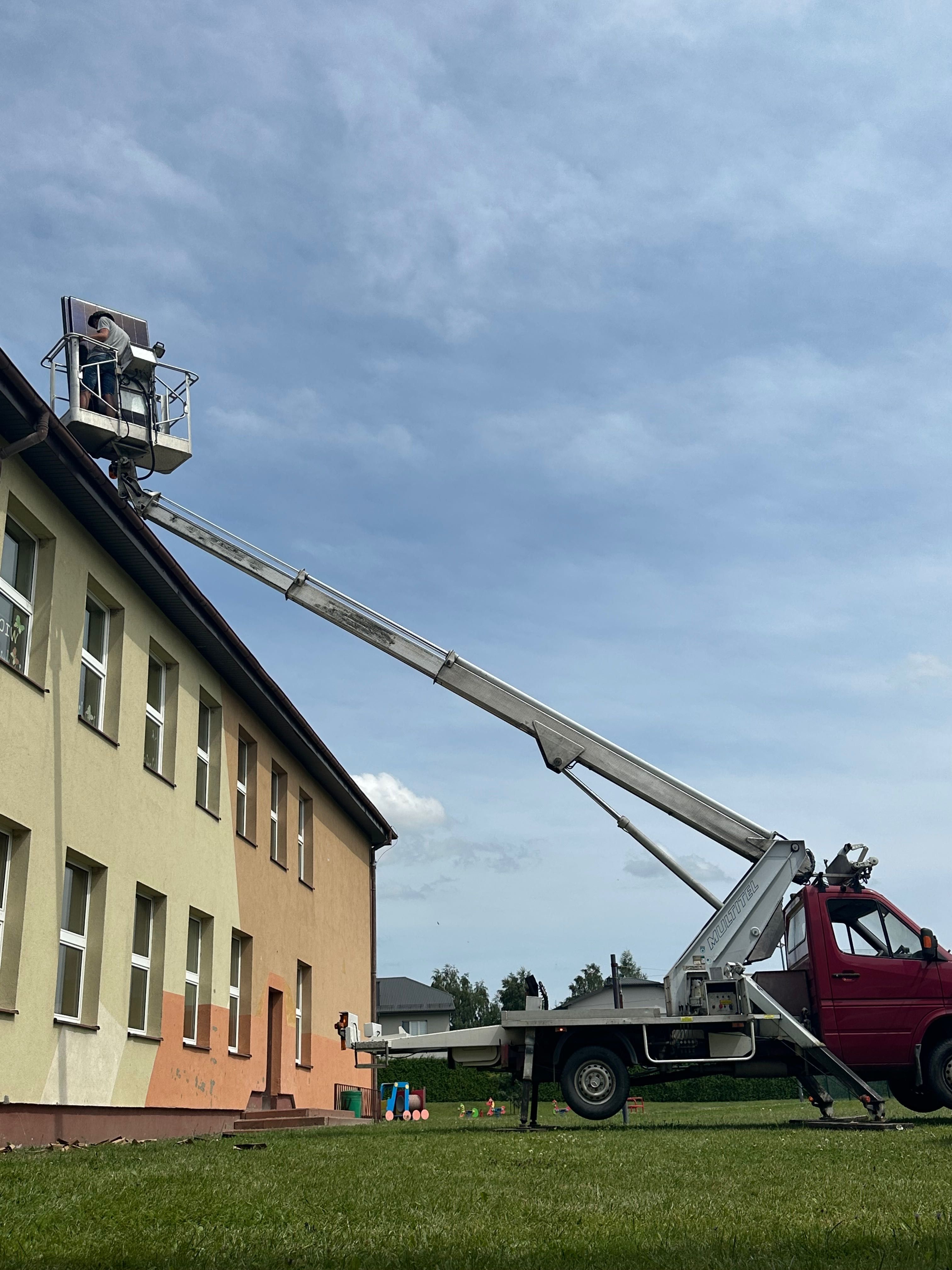 Usługi podnośnikiem koszowym/zwyżką wycinka drzew, czyszczenie rynien