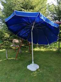Duży parasol ogrodowy z podstawą