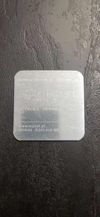 Blaszki metalowe listy InPost Plus tabliczka ciężarek plomby