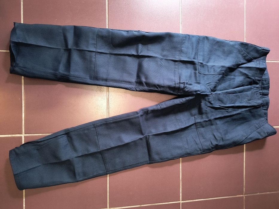 Ubrania robocze , bluzy i spodnie