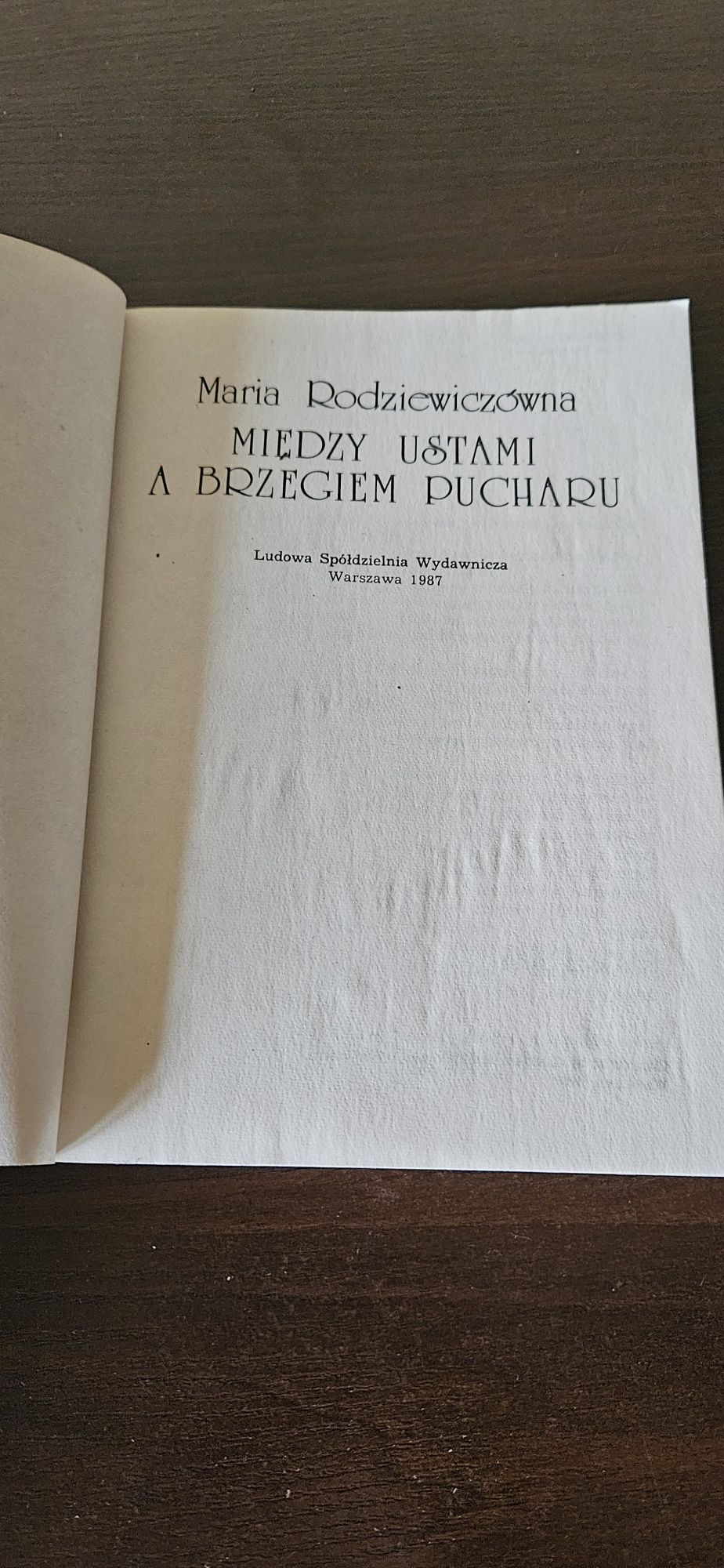 Między ustami a brzegiem pucharu.