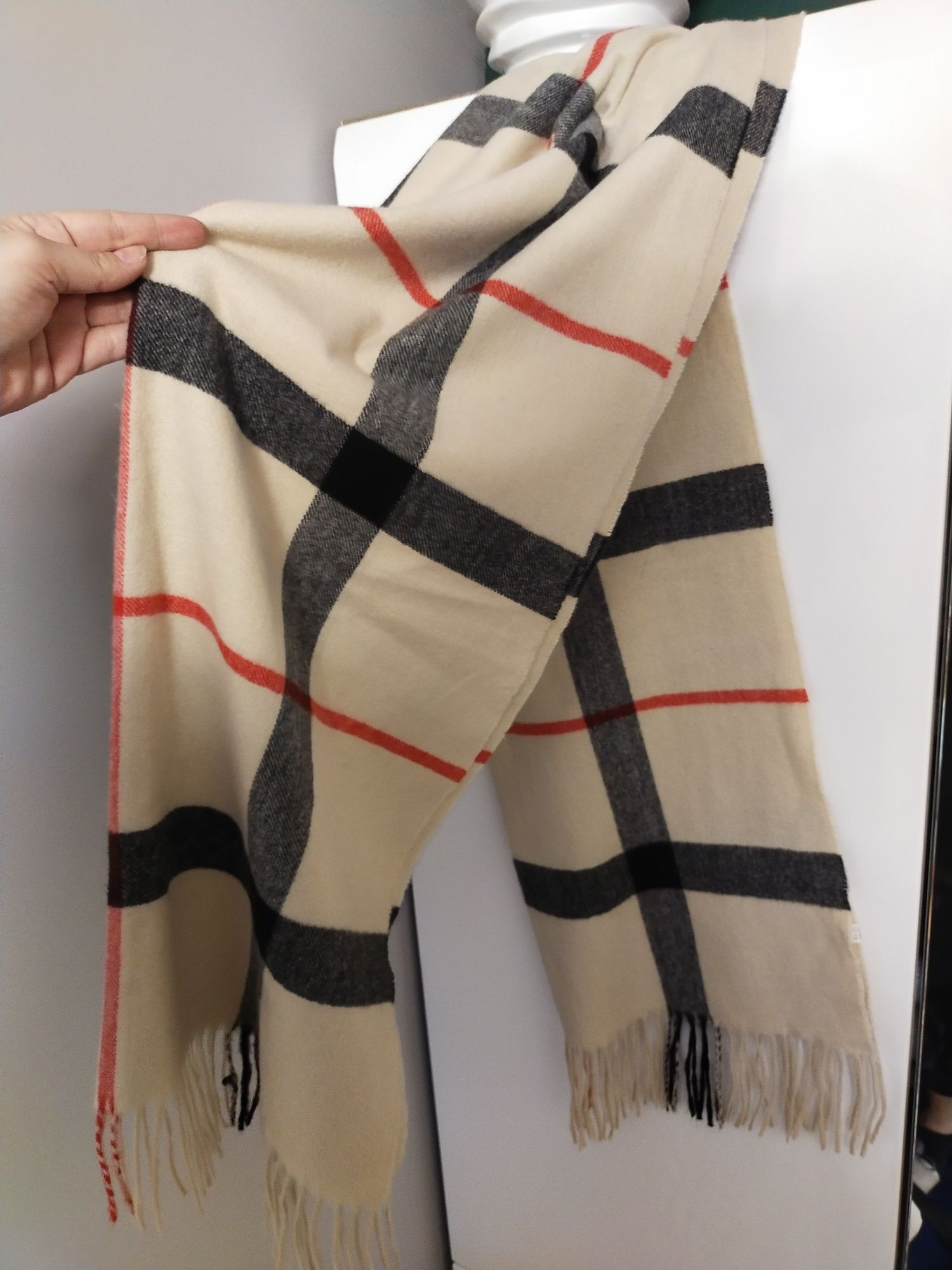 Długi kaszmirowy szal beżowy kratka jak burberry