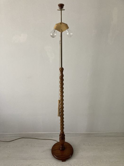 Drewniana lampa podłogowa z abażurem