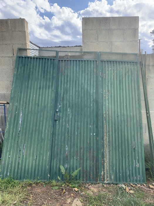 Vendo portão medidas 2.20 de cumprimento por 2.20 de altura