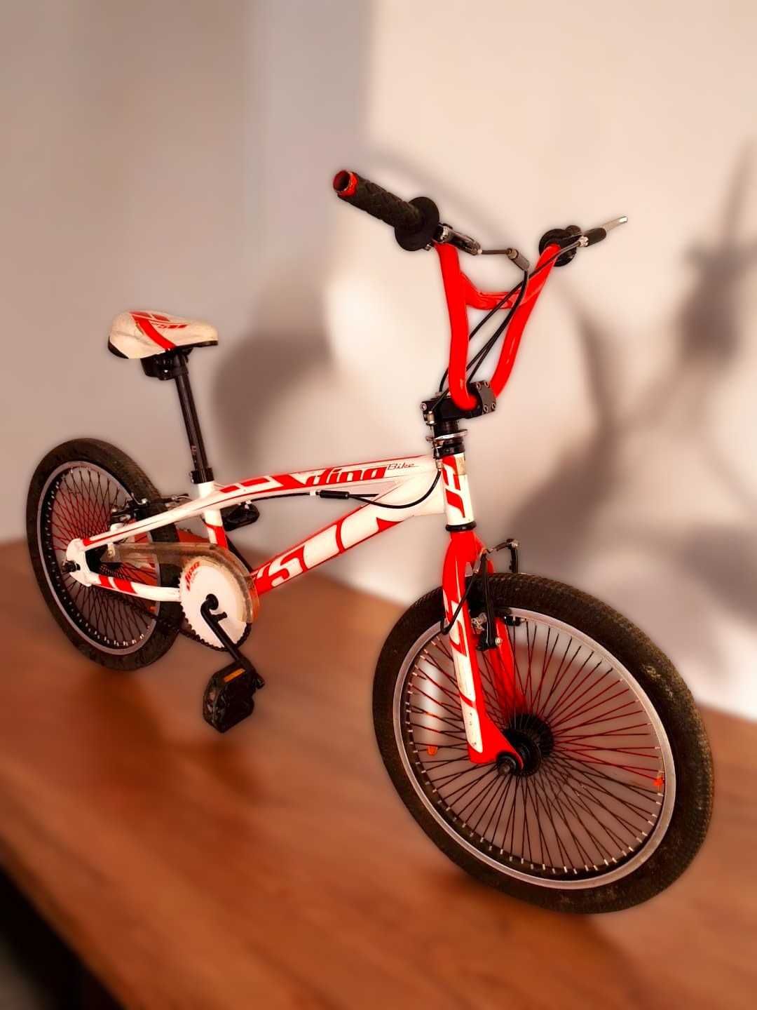 Bicicleta BMX Vermelha e Branca
