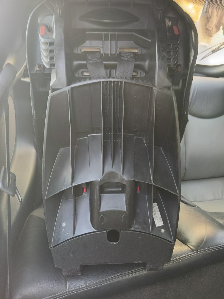 Vendo  cadeira bebê  para  carro  da marca  bebê  confort em bom estad