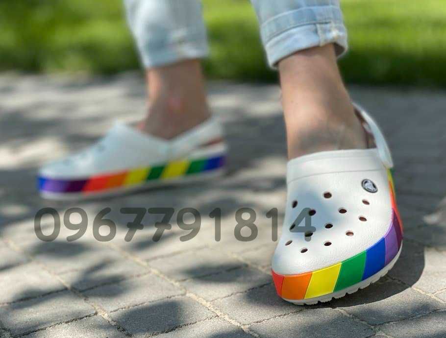 Якрие леткие тапки крокс с радугой! CROCS crocband rainbow