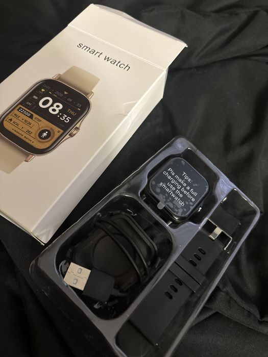 Smart watch в срібному, рожевому та чорних колорях.