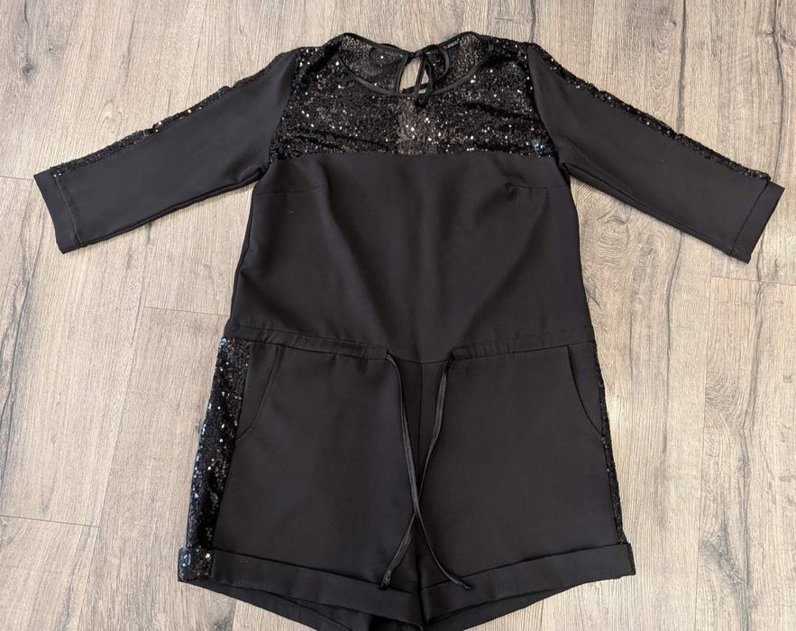 Стильный вечерний комбинезон с паетками и шортами на размер М.