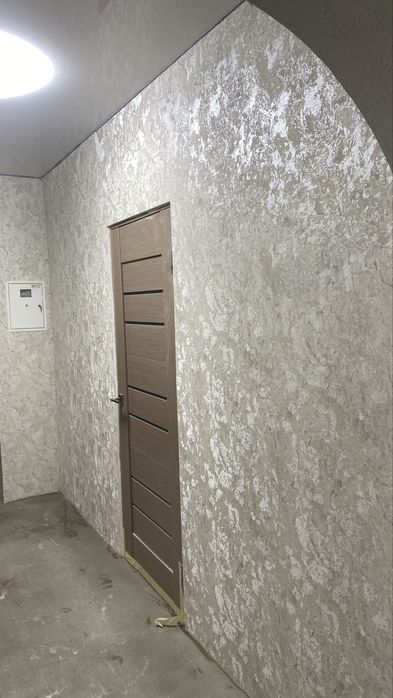 Поклейка обоїв.