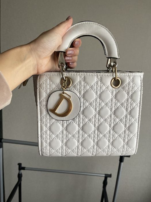 Класична біла сумочка