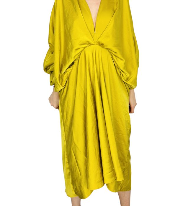 Satynowa sukienka midi w kolorze musztardowym z szerokimi rękawami