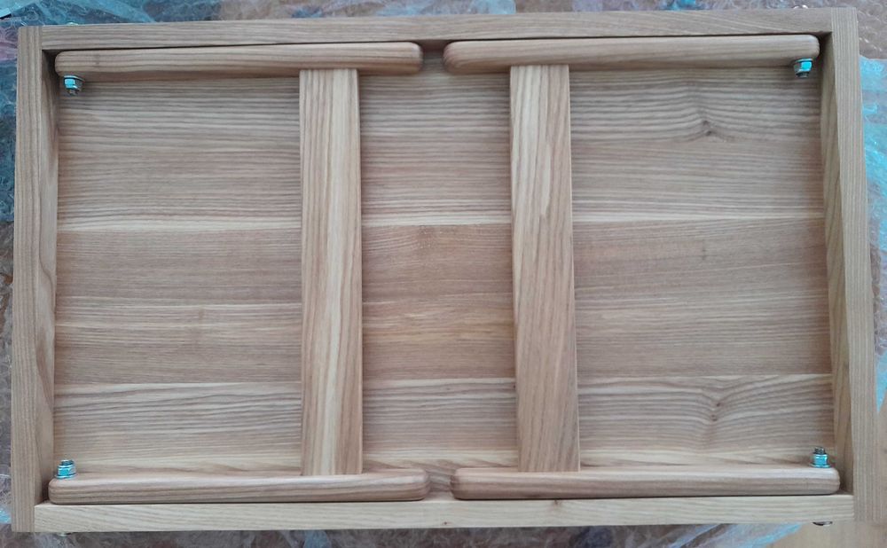 Stół wykonany jest z
jesion Wymiary